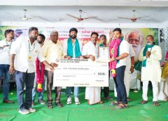 *இயற்கை விவசாயிகளுக்கு விருது வழங்கிய நடிகர் சௌந்தரராஜா*