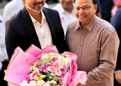 தமிழ்நாடு ஒலிம்பிக் சங்க தலைவரும் வேல்ஸ் பல்கலைக்கழக நிறுவன வேந்தருமான டாக்டர் ஐசரி கே கணேஷ் முதலமைச்சர் திரு.சி. ஜோசப் விஜய் அவர்களை பூங்கொத்து கொடுத்து வரவேற்றார்.