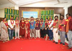 ட்வின் டவர் புரொடக்ஷன்ஸ் – டி க்ரோனிக்கள் புரொடக்ஷன்ஸ் இணைந்து தயாரிக்க, அறிமுக இயக்குனர் M. குரு இயக்கத்தில் குடும்பங்கள் கொண்டாடும் புதிய திரைப்படம்!