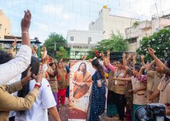 பெண் ஆட்டோ ஓட்டுநர்களுக்கு நலத்திட்ட உதவிகளை வழங்கிய நடிகை அனுமோல்